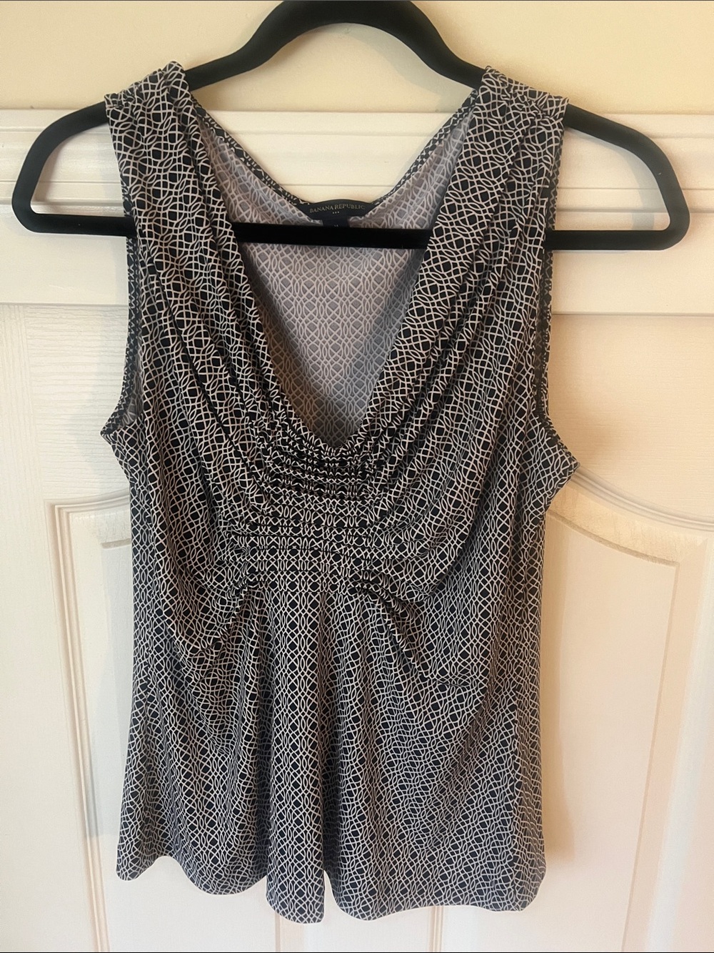 Banana republic  Blouse  sleeveless  silky  soft stretchy   Black/gray    size M